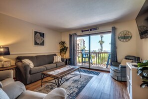 Smart TV, DVD player, stereo - Ocean View Stay for Families (Myrtle Beach)