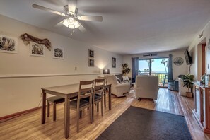 Smart TV, DVD player, stereo - Ocean View Stay for Families (Myrtle Beach)