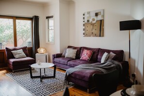 Télévision, Netflix, lecteur de DVD, livres