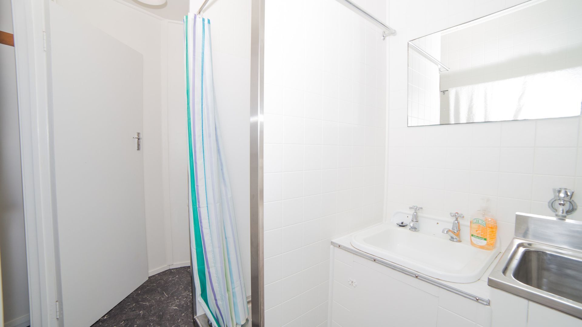 The Hideaway at Swansea - absolute beachfront — image 3