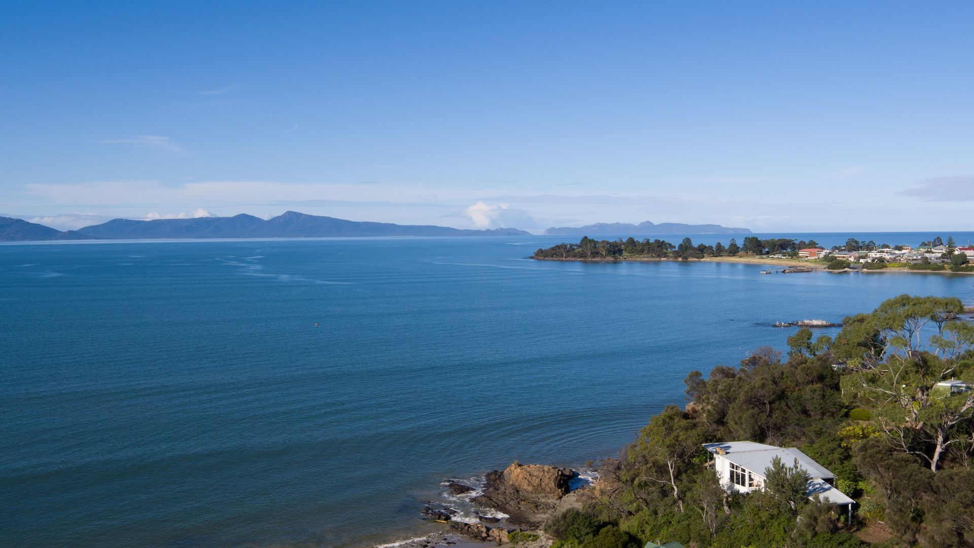 The Hideaway at Swansea - absolute beachfront — image 12