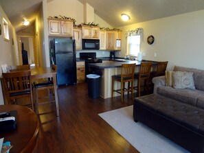 Smart TV, DVD player - WHISKEY SPRINGS CABINS #2
Comfortable lodging to explore Yellowstone (West Yellowstone)