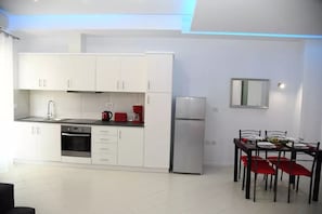 Réfrigérateur, four, plaque de cuisson, cafetière/bouilloire