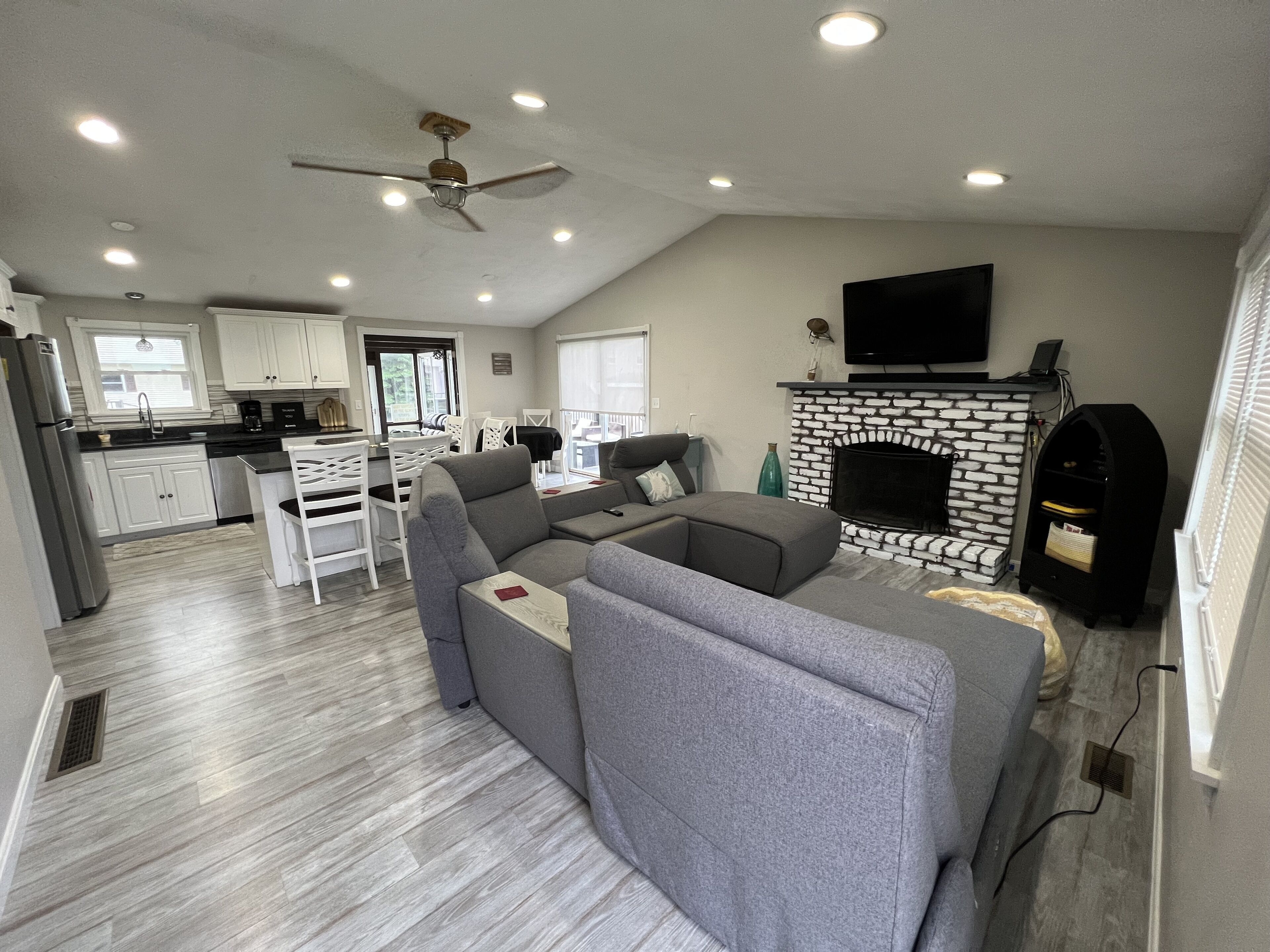 Een smart-tv, een open haard, een dvd-speler en boeken