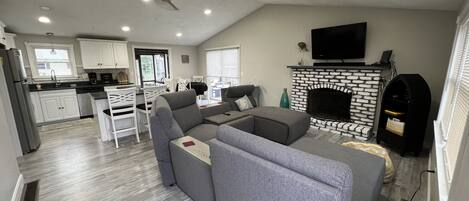 Een smart-tv, een open haard, een dvd-speler en boeken