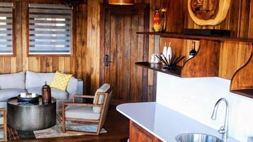 Casa en un árbol, vistas a la montaña | Minibar, caja fuerte, tabla de planchar con plancha y wifi gratis