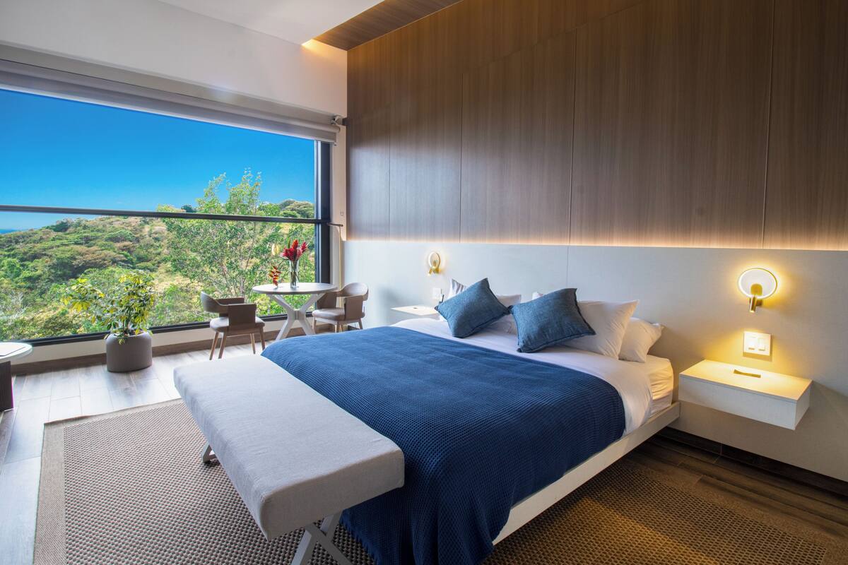 Suite – deluxe | Minibar, safe på rommet, strykejern/-brett og wi-fi (inkludert)