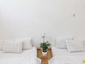 Iron/ironing board, free WiFi, bed sheets, wheelchair access - innalley no.4 - Bright & Airy townhouse in central District 1 (Ho Chi Minh)