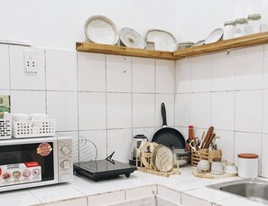 Fridge, microwave, stovetop, electric kettle - innalley no.4 - Bright & Airy townhouse in central District 1 (Ho Chi Minh)