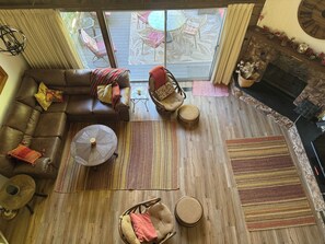 TV connectée, cheminée, jeux vidéo, lecteur de DVD