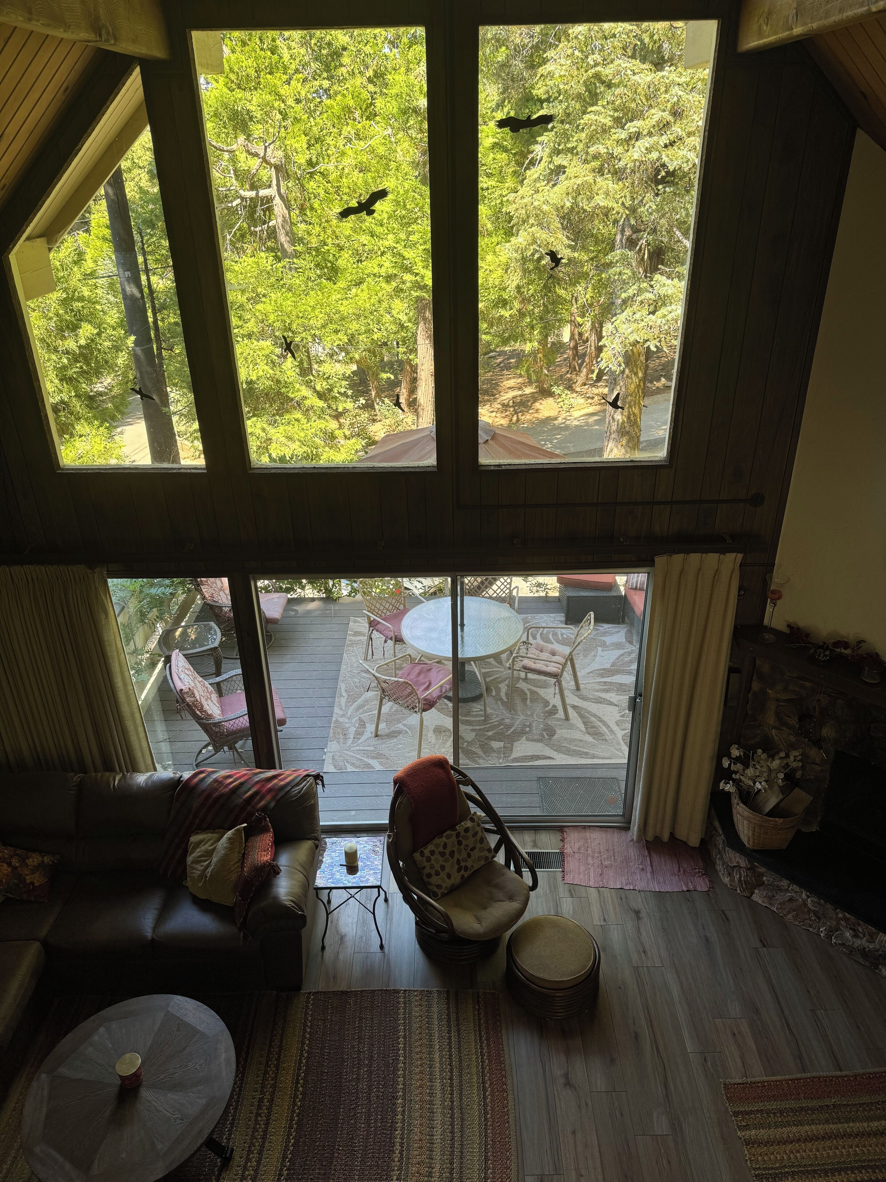 TV connectée, cheminée, jeux vidéo, lecteur de DVD