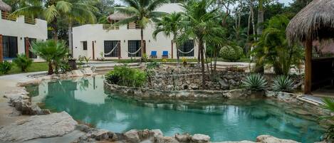 Una piscina al aire libre