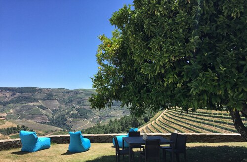 House with magnificent scenery in the heart of the Douro valley - Free Wifi