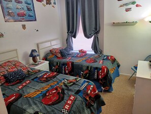 4 bedrooms, in-room safe, desk, iron/ironing board - 4BR Private Pool Home Near Disney – Family Friendly Sleeps 8 Screened Pool (Kissimmee)