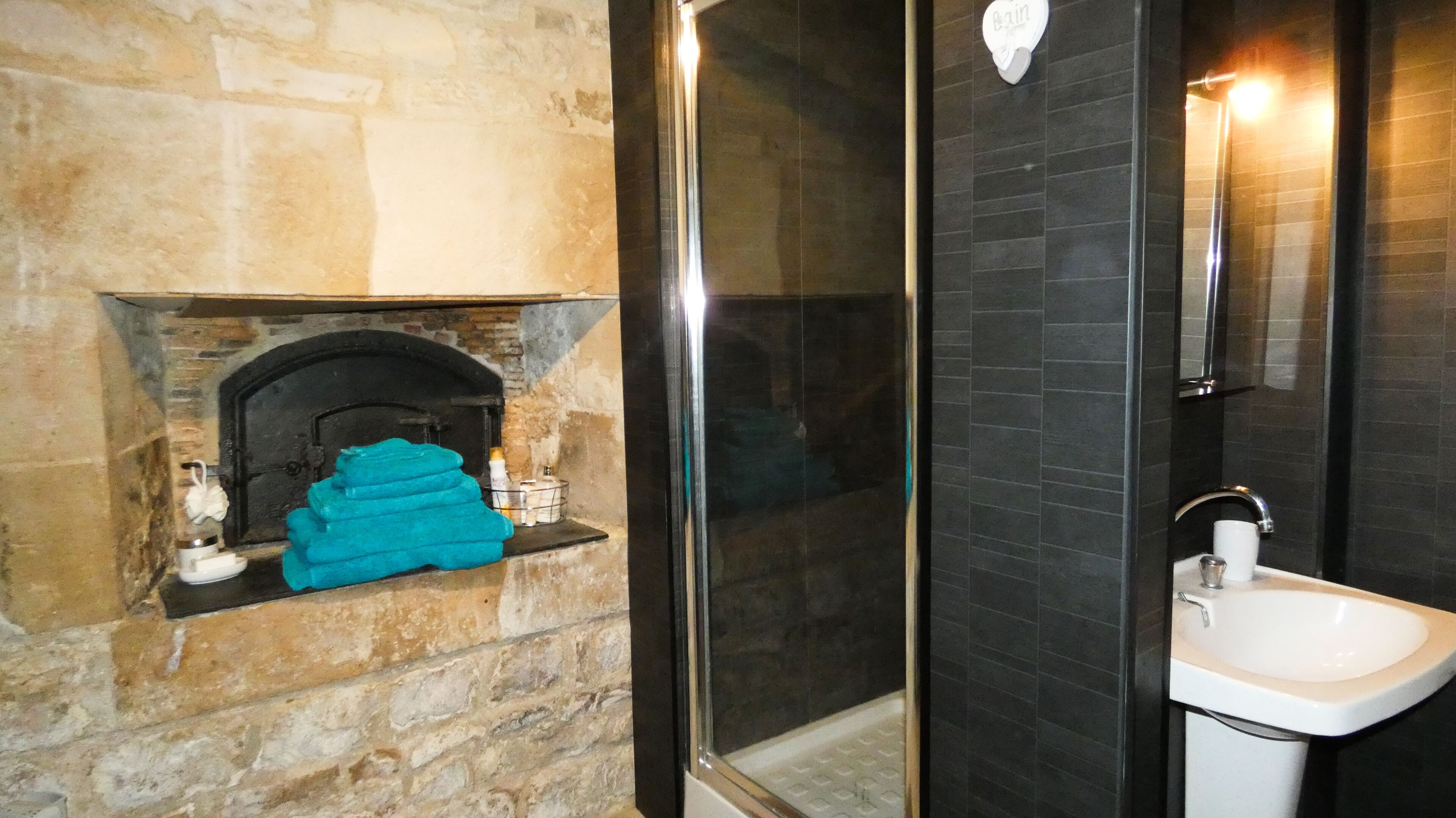 Ensemble douche/baignoire, sèche-cheveux, serviettes fournies, savon