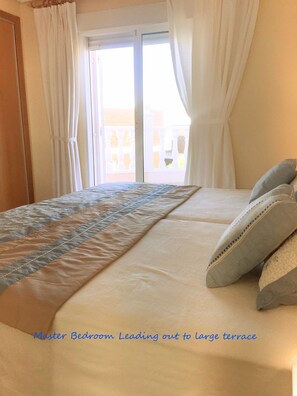 3 bedrooms, desk, iron/ironing board, travel cot - VILLA 3 BEDROOM- PRIVATE POOL CLOSE TO AMENITIES-PERFECT FOR A RELAXING HOLIDAY (el Gran Alacant)