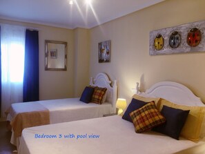 3 soverom, skrivebord, strykejern/-brett og reiseseng for barn