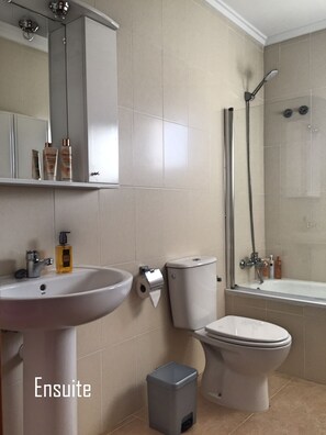 Duschwanne, Haartrockner, Bidet, Handtücher