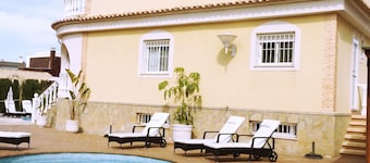 VILLA 3 BEDROOM- PRIVATE POOL CLOSE TO AMENITIES-PERFECT FOR A RELAXING HOLIDAY