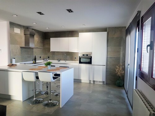 MAGNIFICENT HOUSE WITH VIEWS TO SIERRA NEVADA