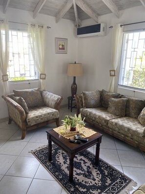 Smart TV, DVD player, music library, stereo - Villa, 4 beds, 3 bathrooms, 1 minute to beach by car or 10 minute stroll (Westmoreland)