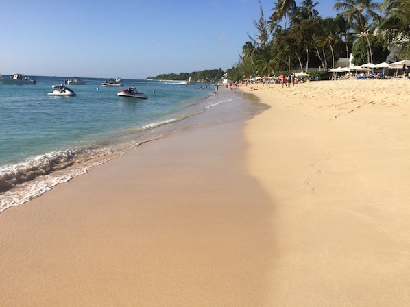 Playa en los alrededores y toallas de playa