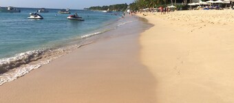 Villa, 4 beds, 3 bathrooms, 1 minute to beach by car or 10 minute stroll