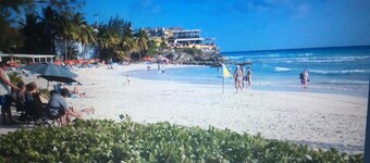 Villa, 4 beds, 3 bathrooms, 1 minute to beach by car or 10 minute stroll