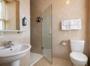 Dusche, kostenlose Toilettenartikel, Haartrockner, Handtücher