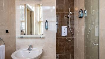 淋浴设施、免费洗浴用品、吹风机、毛巾