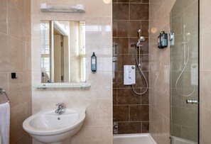 Douche, articles de toilette gratuits, sĂšche-cheveux