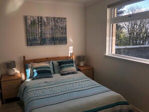 3 soverom, skrivebord, strykejern/-brett og reiseseng for barn