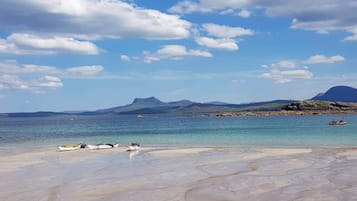 En la playa, camastros y toallas de playa 