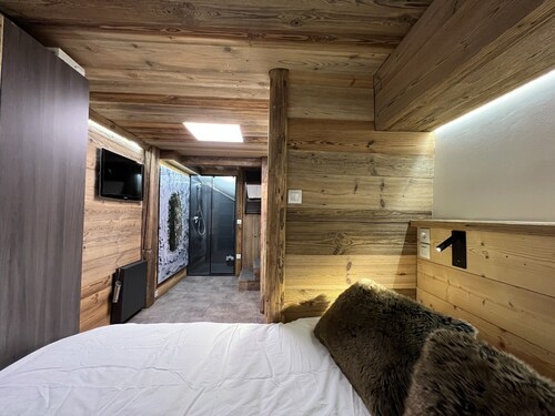 Charming 110 sq.m apartment in a chalet at the foot of the Val Thorens slopes.