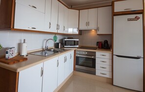 Frigorifero, microonde, forno, piano cottura