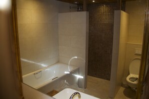 Combined shower/bathtub, hair dryer, towels, soap
