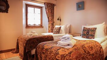 4 chambres, fer et planche à repasser, Wi-Fi gratuit, draps fournis