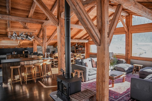 Luxury 4 Bedroom Spacious Chalet 5 min flat walk to Chamonix centre