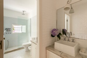 Dusche, Haartrockner, Bidet, Handtücher