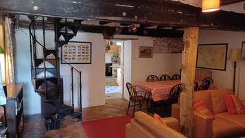 DVD 播放機、書籍、影像庫、音響