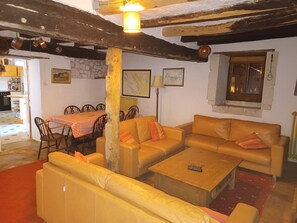 Lecteur de DVD, livres, vidéothèque, chaîne hi-fi