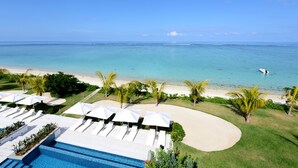 Un resort con piscina, playa y vista al océano.