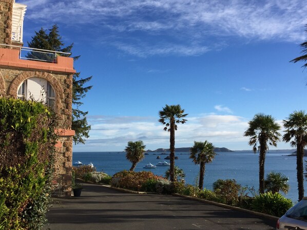 Property grounds - Quiet, bright, renovated apartment, panoramic sea view, on TRESTRAOU beach (Perros guirec)