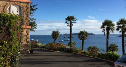 Appartement calme, lumineux, rénové, vue panoramique mer, sur plage TRESTRAOU