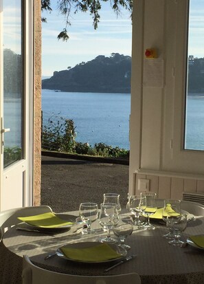 Dining - Quiet, bright, renovated apartment, panoramic sea view, on TRESTRAOU beach (Perros guirec)
