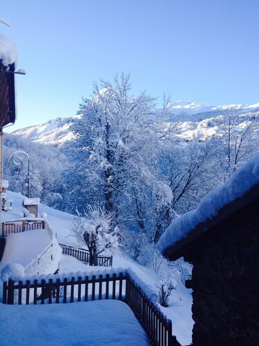 Chalet au pied des pistes de ski, pour 7 personnes, entièrement équipé. 