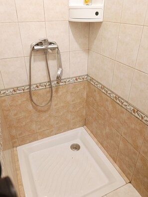 Douche, serviettes fournies