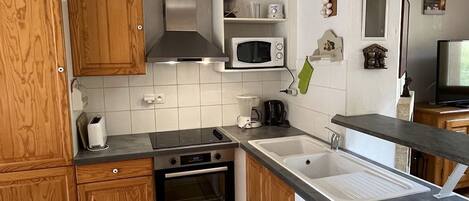 Een koelkast, een microgolfoven, een oven, een vaatwasser