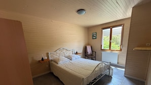 A bedroom with a bed, a chair, a window, and a radiator. - Birdsong just a few minutes from the Baie de Somme between sea and nature (Nibas)