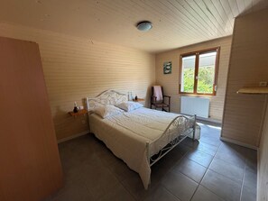 2 多间卧室、旅行婴儿床、免费 WiFi、床单
